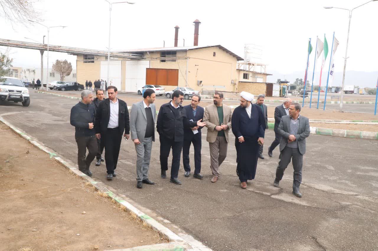 بازدید استاندار قم از کارخانه لبنیات تعطیل شده با هدف احیای تولید و جذب سرمایه‌گذار