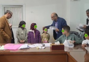 اهدای جوایز به دانش‌آموزان موفق و پیشرفت‌تحصیلی مقطع ابتدایی، با حضور مدیرعامل مؤسسه خیریه ایتام قم